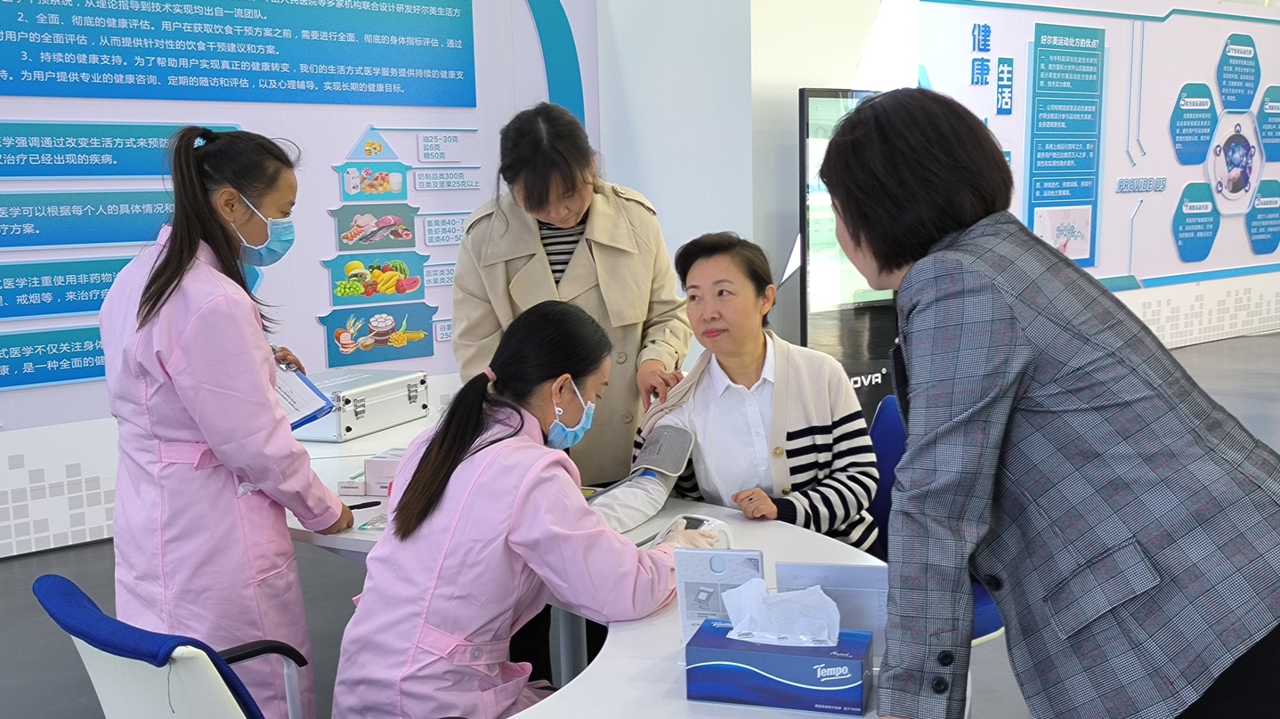 10月20日，市政協主席劉彤到公司調研并體驗小威健康項目3.jpg
